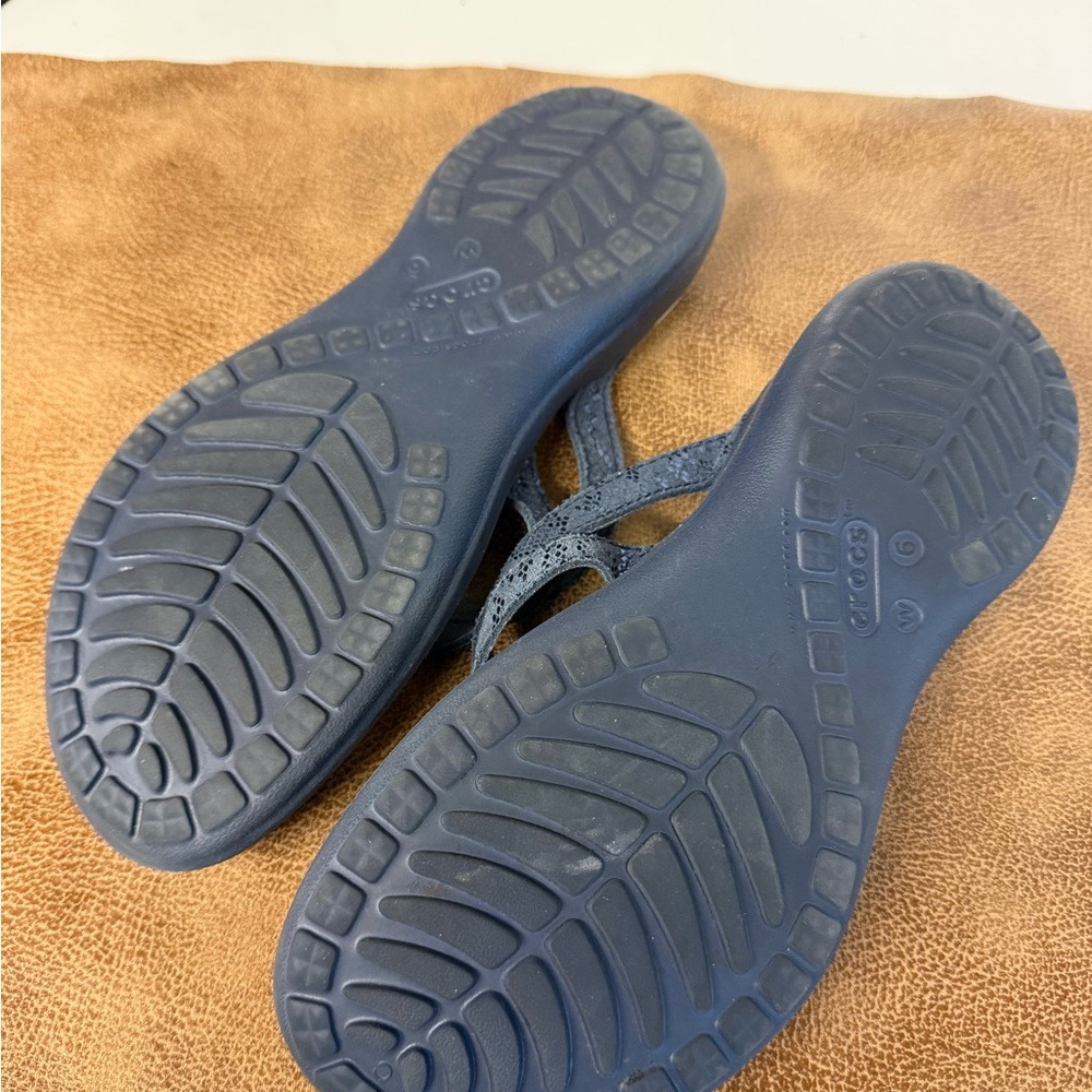 CROCS Dark Blue Textured Capri Flip Flops - Picture 4 of 7